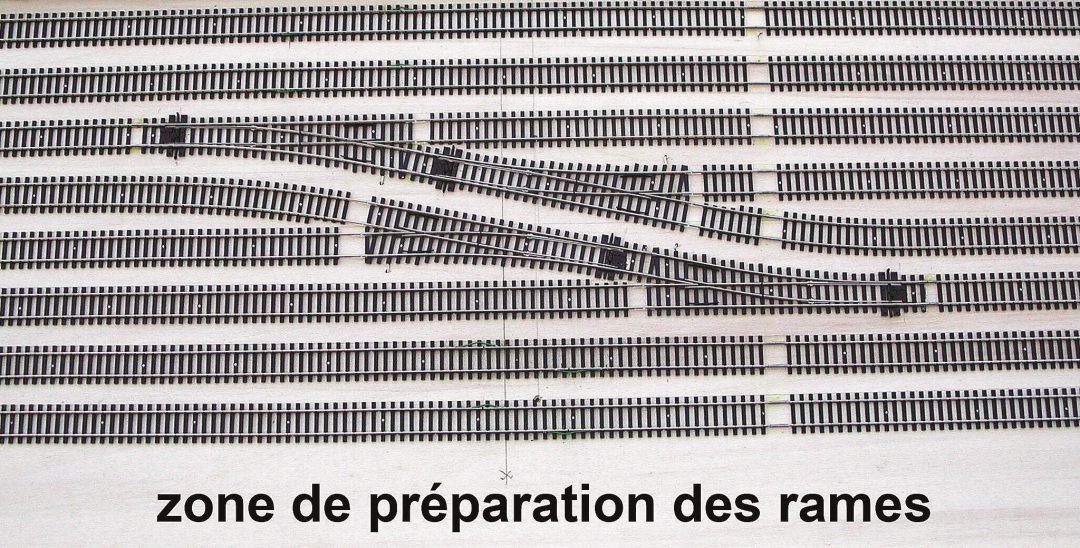 C-Sur ces coulisses de 50 cm de large, huit voies tiennent aisément. Leur longueur permet de placer des appareils de voie pour autoriser le garage d’un total de dix trains, quatre longs et six plus courts.